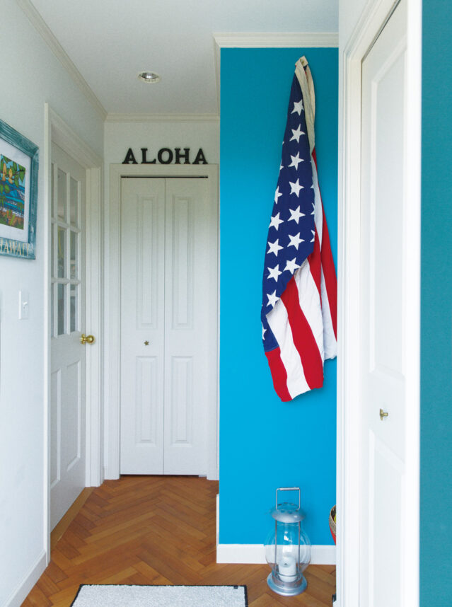 リノベーションで人を招きたくなる玄関に！色でつくるおしゃれな玄関のアイデア3選 / 写真提供：N様邸 / Hip 7105D Matisse Blue