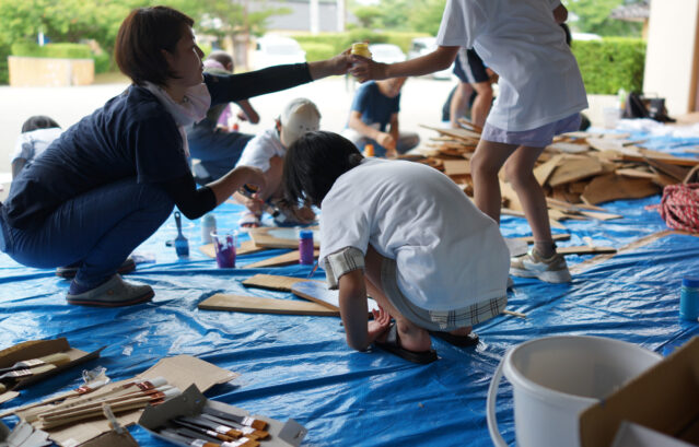 「みんなで仮設住宅のスロープを絵にしよう」アーティストの田村久美子さんからご依頼をいただいたワークショップ