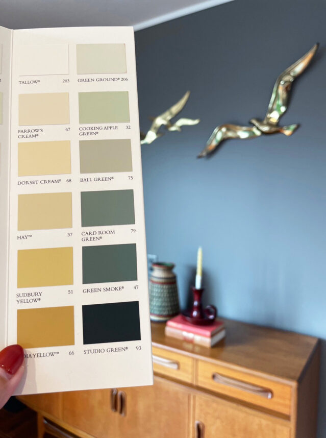 No.276 Mole's Breathのグレーの壁から、同じFarrow&Ball No.66 India Yellowへ塗り替えを。